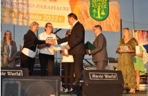 Mezczyzna skladajacy gratulacje kobiecie na scenie