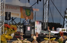 Mezczyzna na scenie mowiacy do uczestnikow dozynek