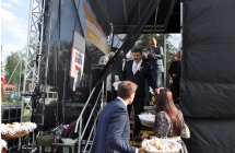 Mezcyzna schodzacy ze sceny