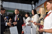 Mezczyzna na tle nagrodzonych kobiet
