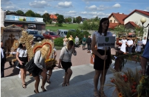 Kobieta trzymajaca tabliczke ze wsi Skarzyn Kolonia