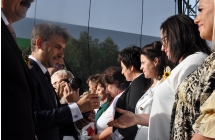 Kobieta otrzymujaca gratulacje