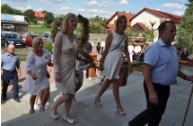 Kobiety oraz mezczyzna wchodzacy do kosciola