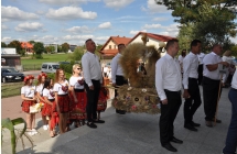 Goscie na schodach kosciola dumnie reprezentujacy swoje wience oraz ludowe stroje