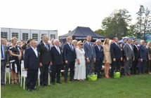 Goscie dozynek stojacy na bacznosc