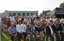 Goscie jedzacy chleb dozynkowy