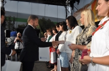 Gosc specjalny podajacy reke kobiecie