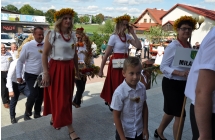 Elegancko ubrany mlody chlopiec