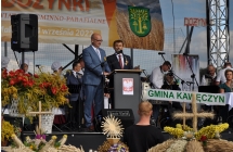 Dwoje mezczyzn przemawiajacych na scenie