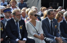 Dwoje mezczyzn oraz kobieta w okularach przeciwslonecznych