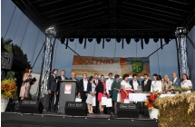 Duza grupa kobiet i mezczyzn na scenie