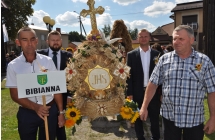 Dozynkowy wieniec z Bibianny niesiony przez mezczyzn