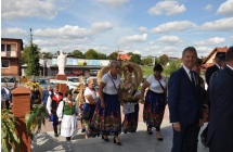 Delegacje z wiencami wchodzacy do kosciola