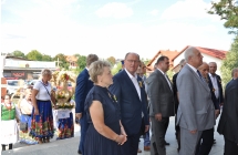 Delegacje oraz goscie wchodzacy do kosciola