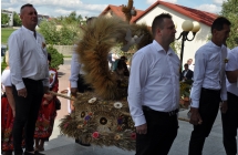 Czworo mezczyzn przed kosciolem