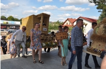Delegacja miejsciowosci Zuki niosacy wieniec w ksztalcie kombajnu