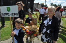 Chlopiec z tabliczka i kobiety z wiencem