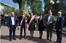 Czworo mezczyzn i dwie kobiety z flaga