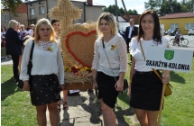 Delegacja kobiet ze wsi Skarzyn-Kolonia z  wiencem
