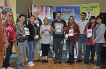 Dorosli uczestnicy pozujacy do pamiatkowego zdjecia