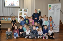 Dzieci pozujace z artysta