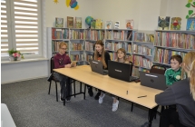 Chlopiec i cztery dziewczyny przy laptopach