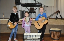 Dwie dziewczynki i chlopiec z gitara