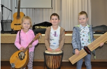 Dwoje chlopcow z kolezanka z przedszkola