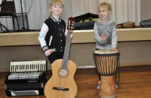 Dwie urocze dziewczynki z instrumentami