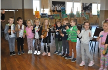Grupa przedszkolakow z instrumentami