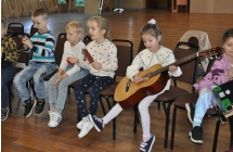 Trzy dziewczynki i dwoje chlopcow z instrumentami
