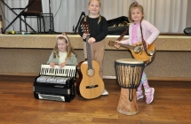 Trzy dziewczynki z przedszkola z instrumentami
