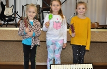 Trzy dziewczynki z instrumentami
