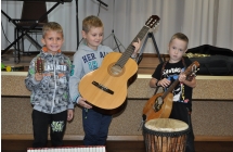 Troje chlopcow pozujacy z instrumentami