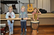 Troje chlopcow pozyjacych z instrumentami