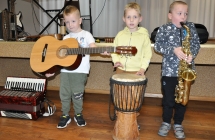 Troje chlopcow z instrumentami