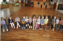 Grupa dzieci z instrumentami