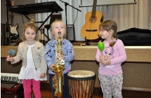 Trzy dziewczynki z instrumentami (2)