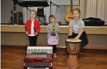 Trzy dziewczyny z instrumentami