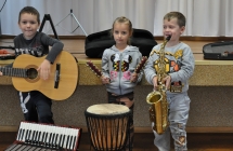Chlopcy i dziewczynka z instrumentami
