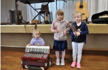 Trzy dziewczynki z instrumentami (1)