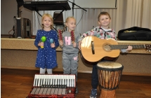 Dwie dziewczynki i chlopiec z gitara (1)
