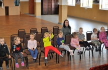 Grupa dzieci i kobieta