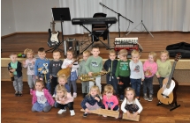 Grupa przedszkolakow podczas pamiatkowego zdjecia