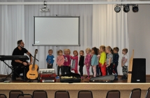 Mezczyzna i grupa dzieci na scenie