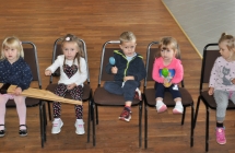 Cztery dziewczynki i chlopiec z instrumentami