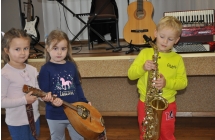 Dwie dziewczynki i chlopiec z instrumentami