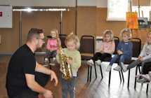 Mezczyzna opowiadajacy o instrumentach