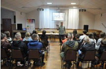 Uczestnicy spotkania i mezczyzna