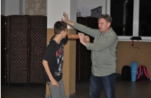 Mezczyzna i chlopak podczas ‌cwiczen